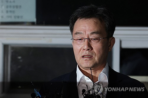 화천대유자산관리 대주주 김만배 씨가 지난 9월 7일 오전 구속기간 만료로 석방돼 서울구치소에서 나와 취재진 질문에 답하고 있다. [연합뉴스]